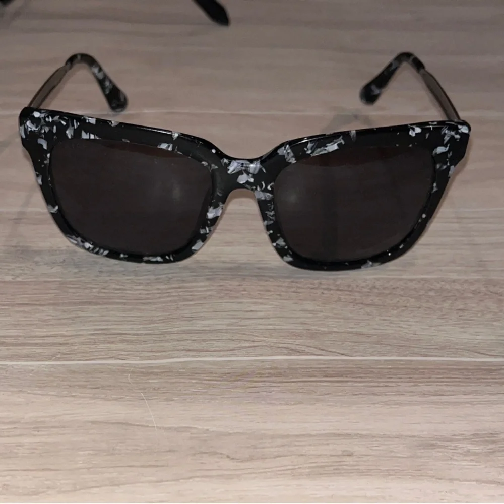 Diff eyewear BELLA polarized sunglasses & Quay after party frames